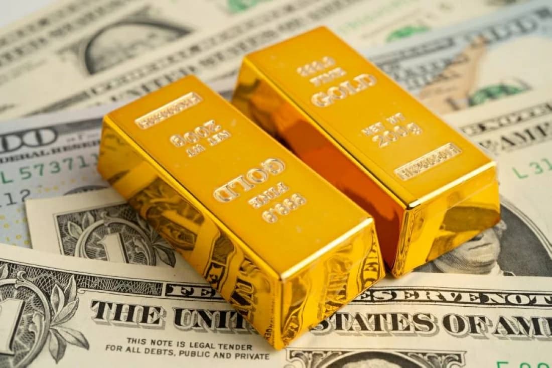 Gold slips as oil climbs and jobs data pending