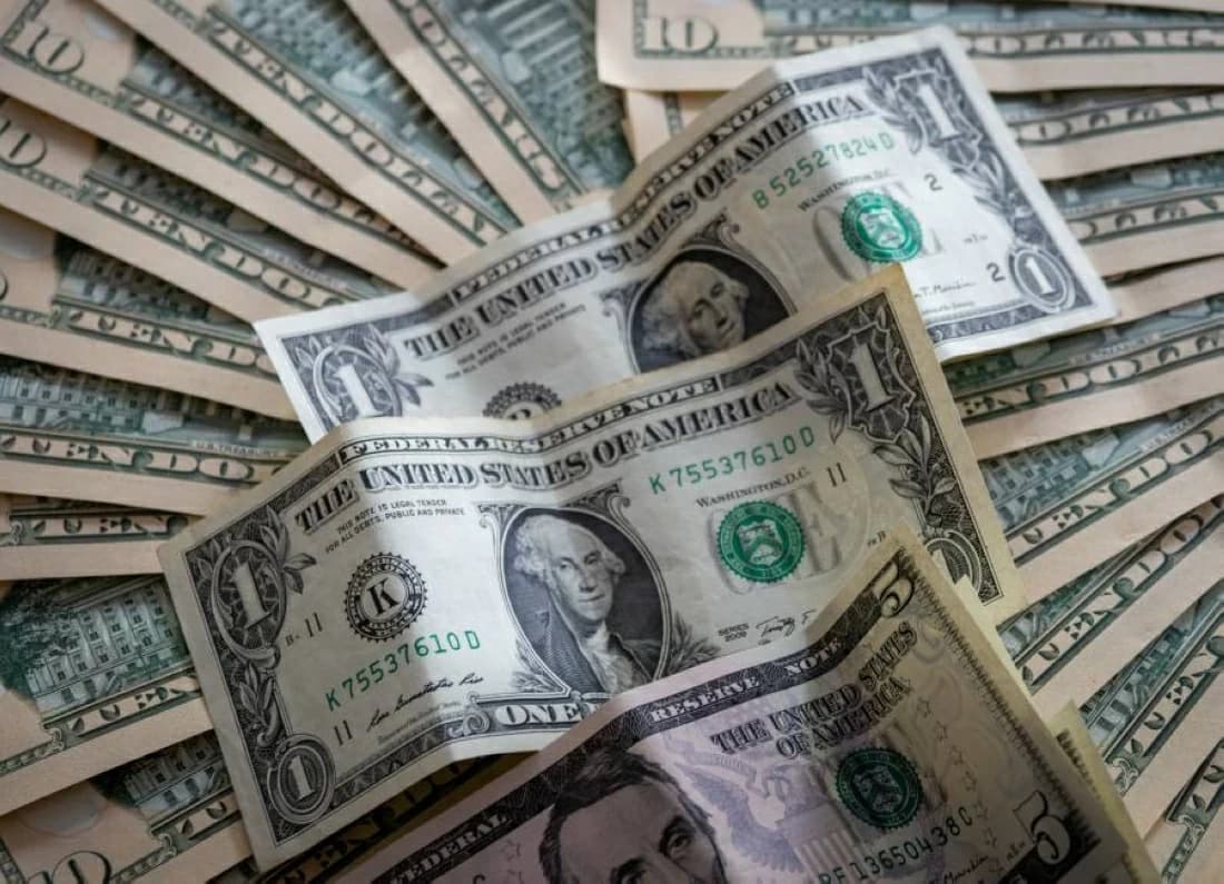 الدولار يواصل الارتفاع مع انتظار بيانات التضخم