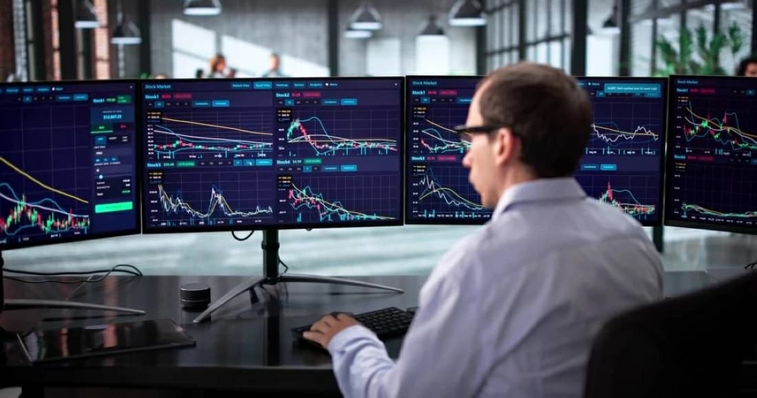 وول ستريت تتعافى بعد خسائر وعوائد السندات تضغط