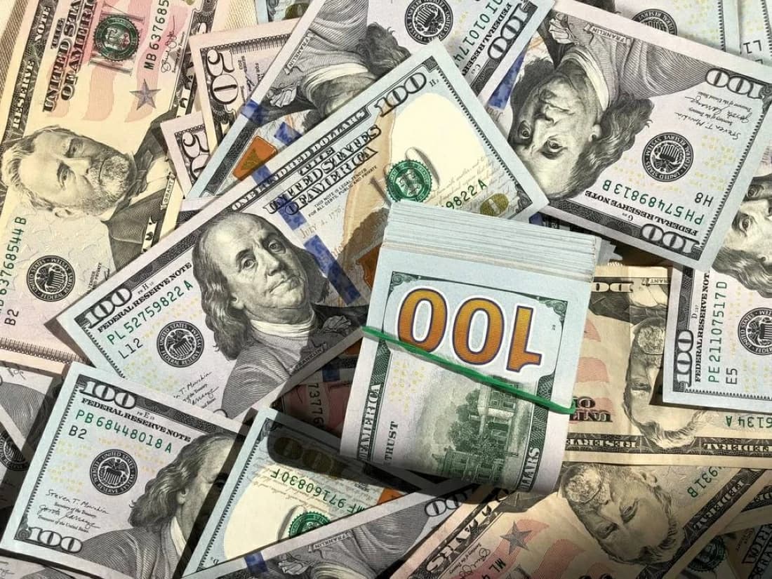 Dollar Gains as Markets Await Warsh Signal