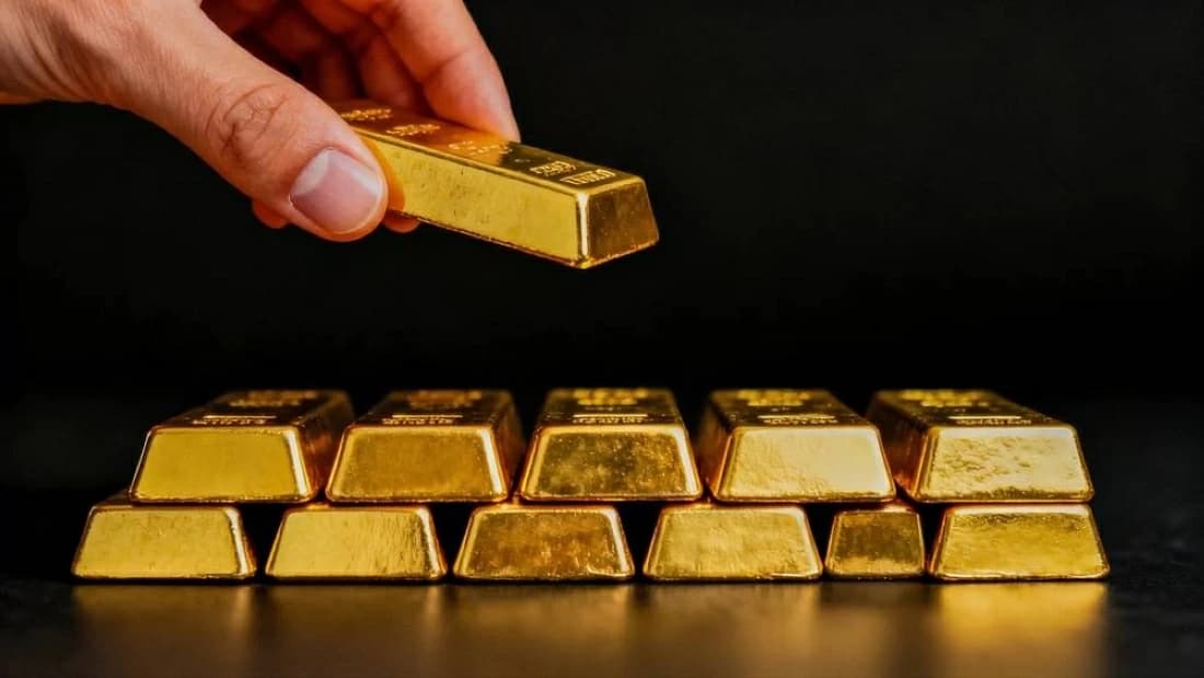 Gold climbs as dollar dips before Jackson Hole speeches