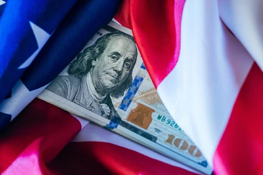 Dollar rises amid inflation worries