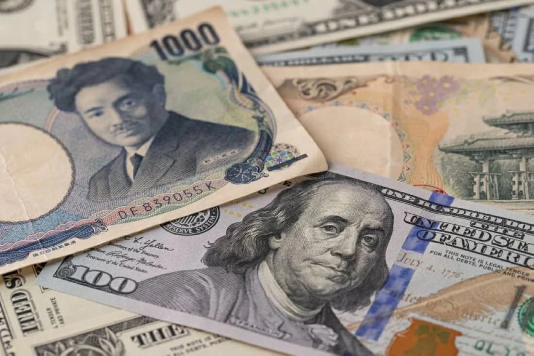 Eileen Begins Peak Week as Dollar Awaits Data