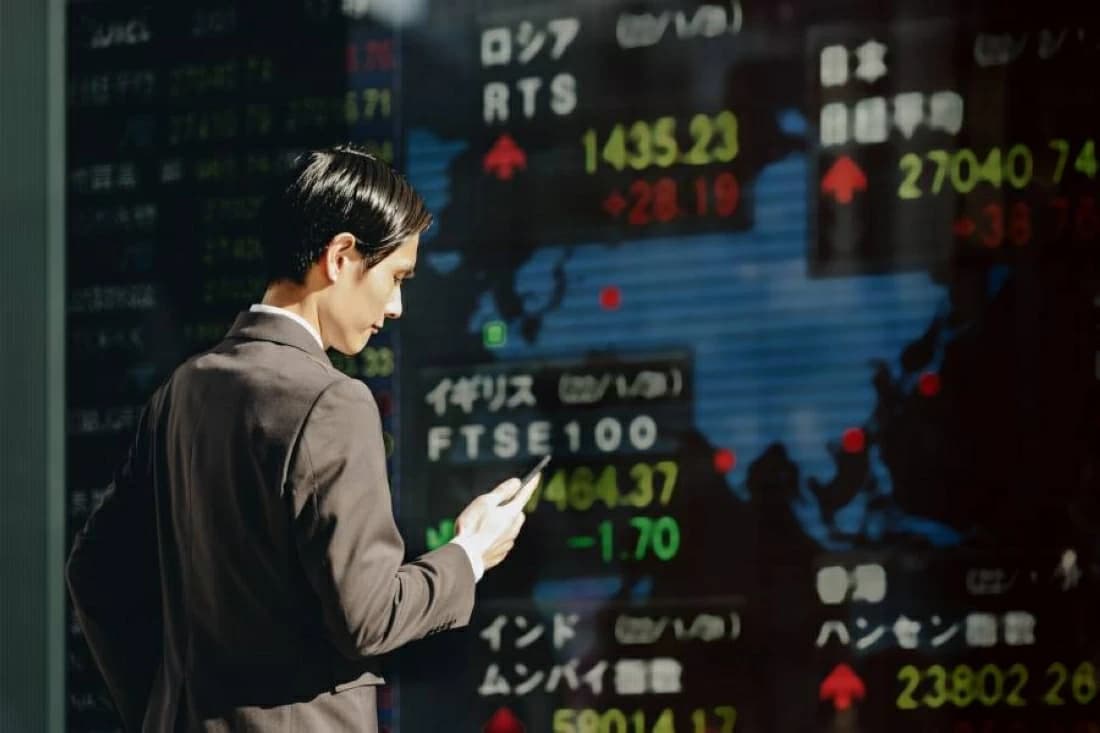 Asian markets fall as yen strengthens