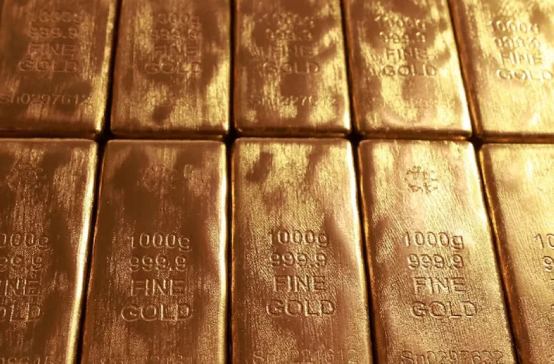 Gold drops over 1% on US rate hike bets