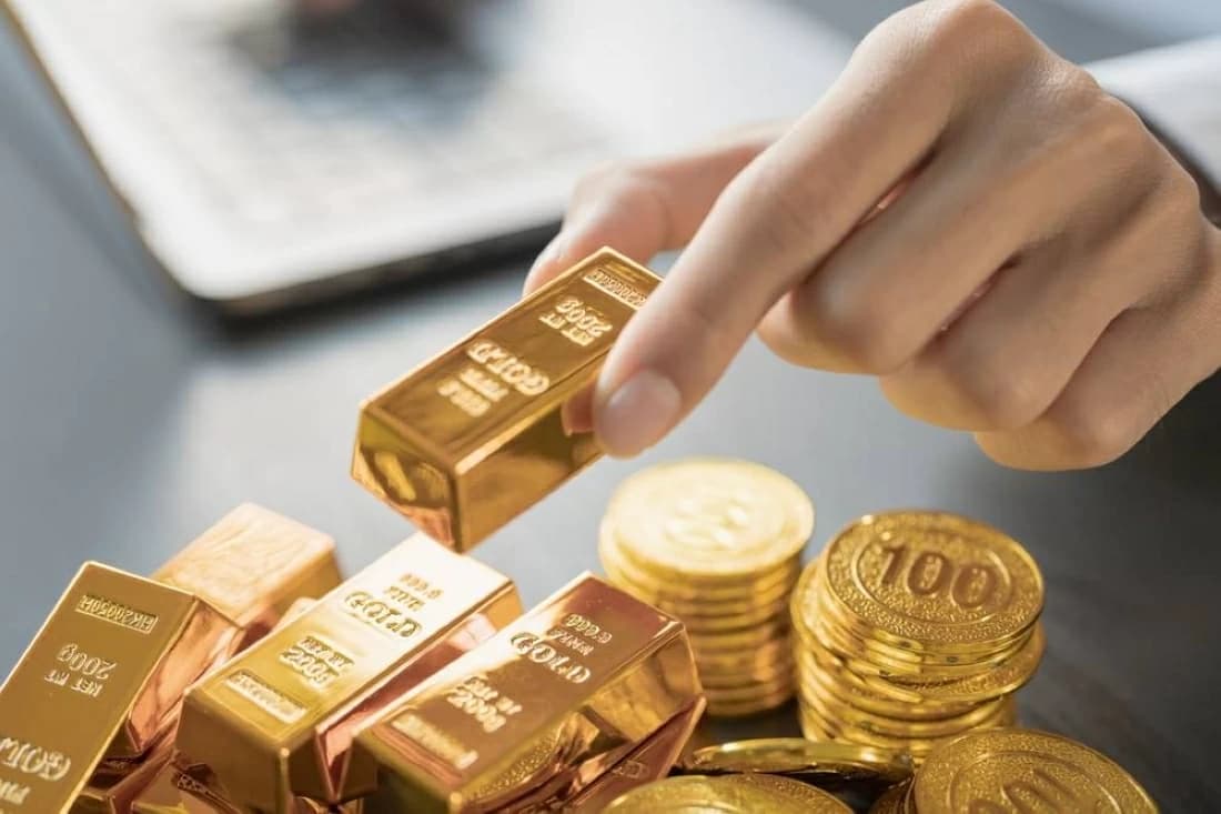 الذهب ينخفض لأدنى مستوى في شهر مع ارتفاع النفط
