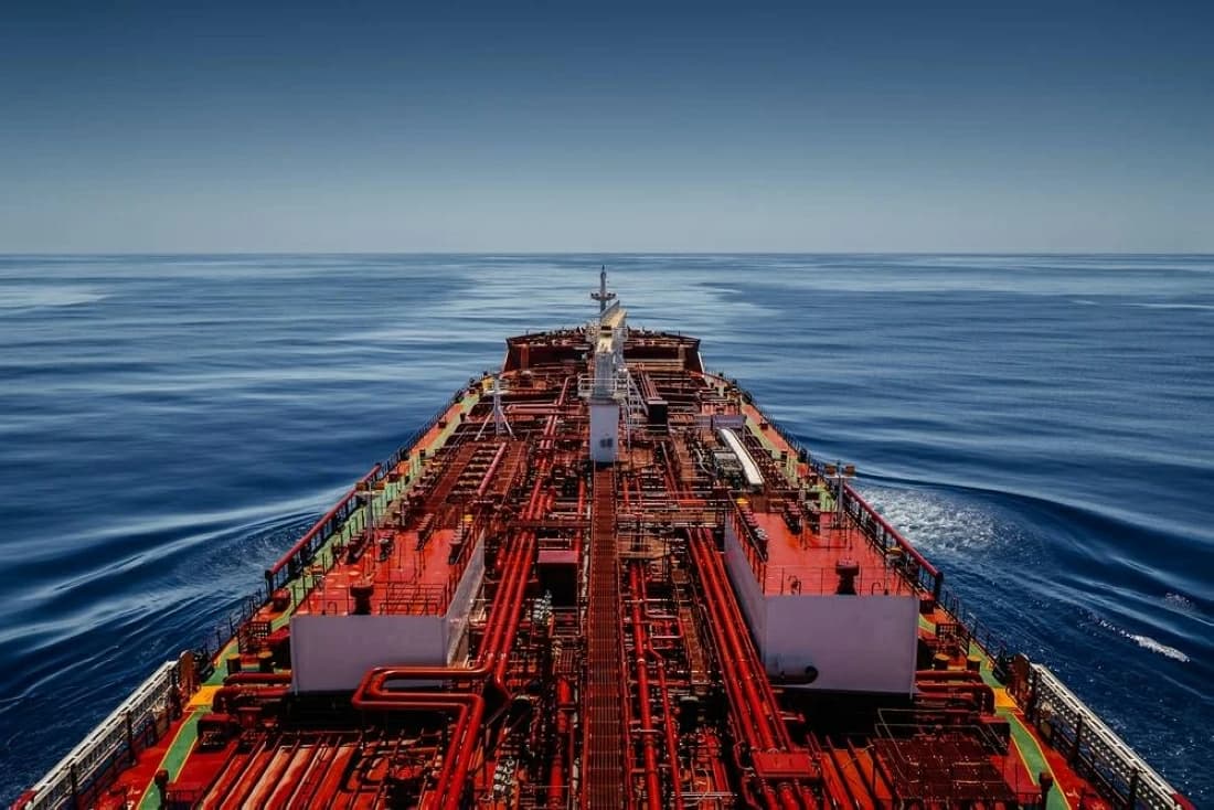 Oil declines at week's close Brent at $103.87