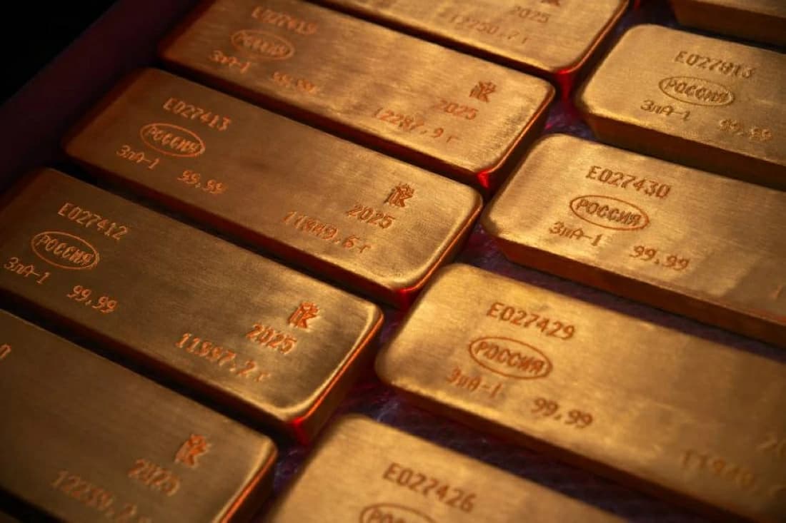 Gold falls amid expectations of prolonged high interest rates