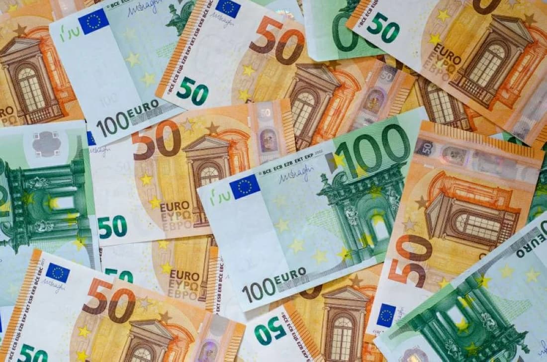 Euro hits 17-month low amid political tensions