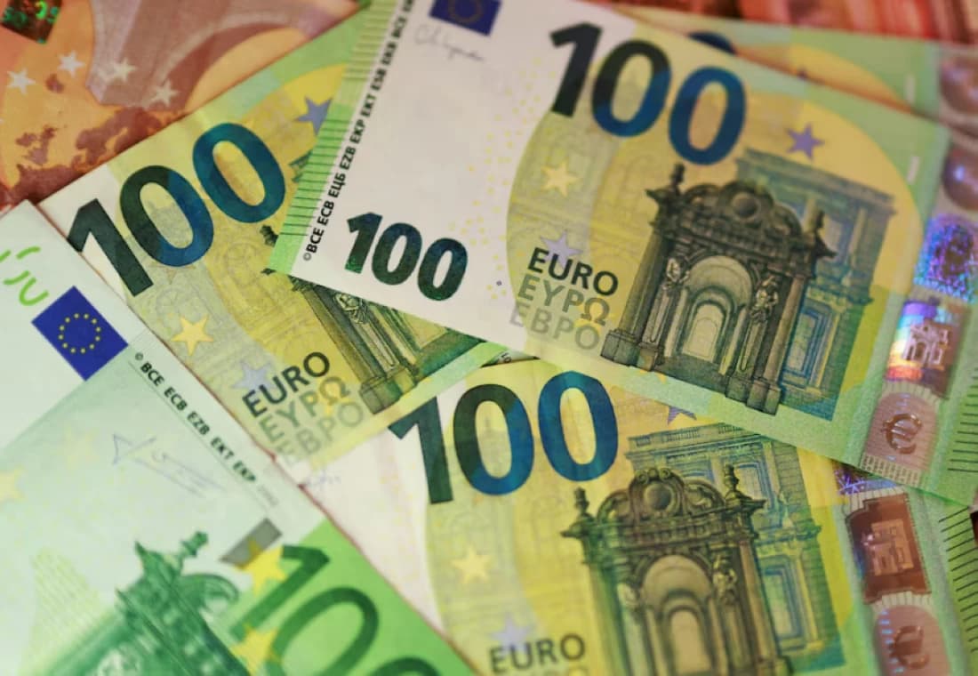 الدولار يقترب من أعلى مستوى في 18 شهور