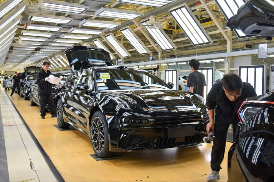 China car sales fall again