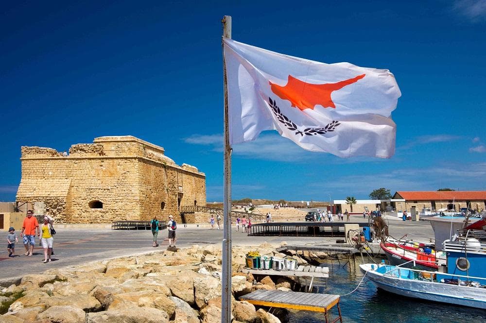 قبرص توضح بشأن جوازات لبنان