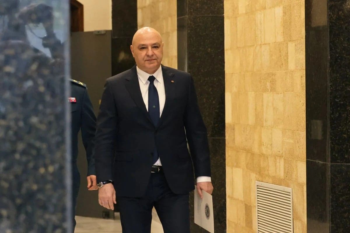 عون يعود إلى بيروت بعد زيارة أثينا