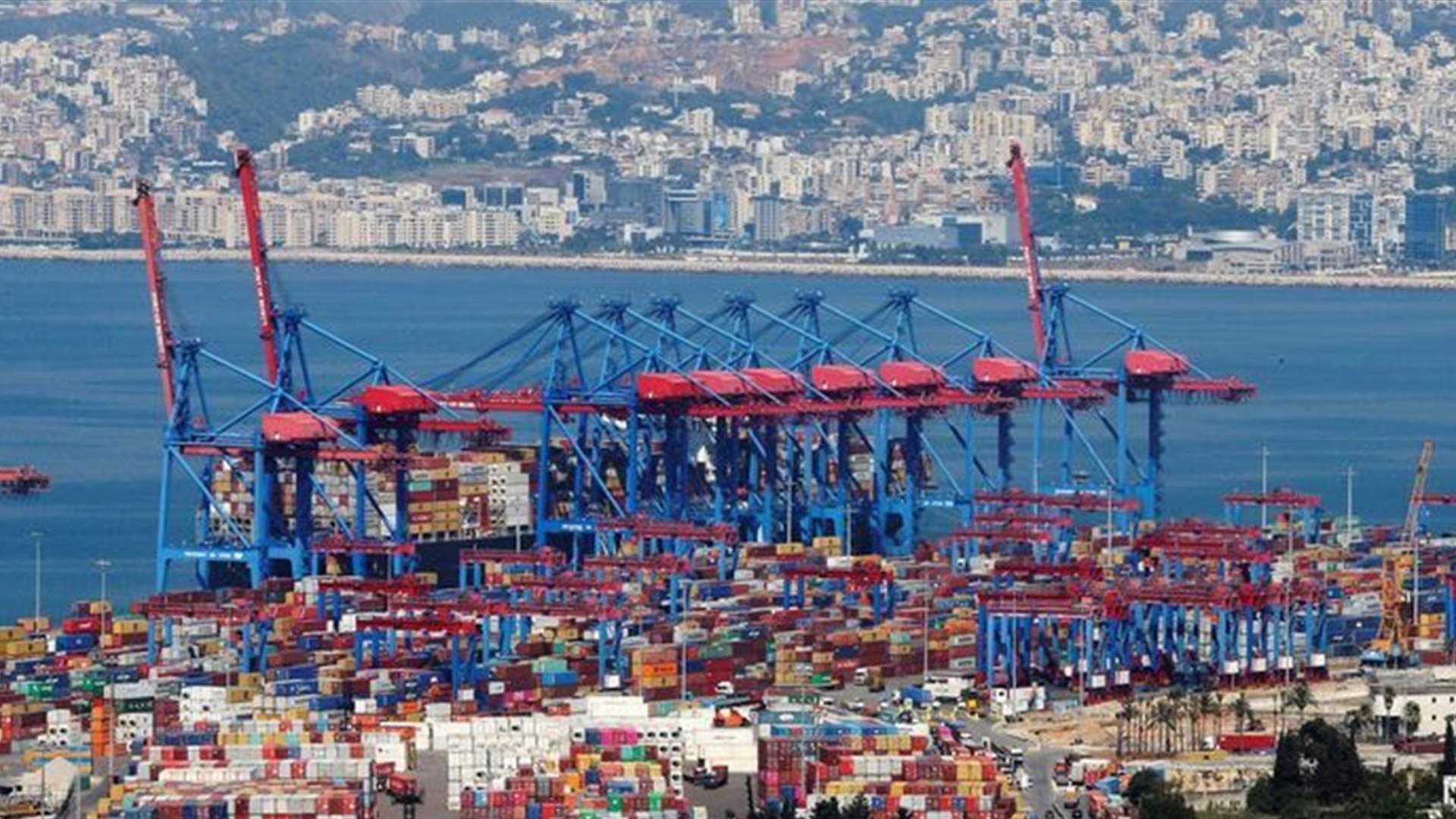 رسوم جديدة في لبنان على التبغ والألبسة