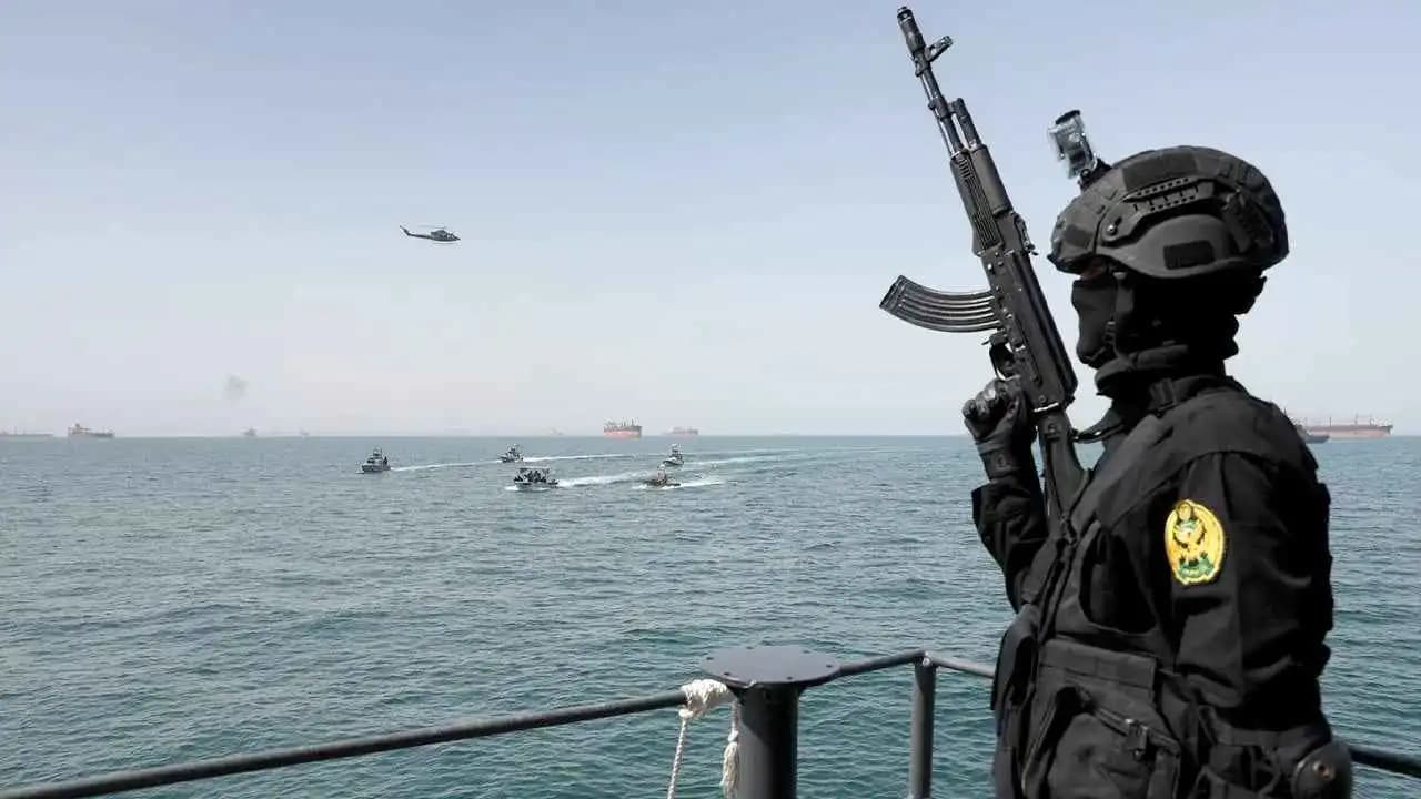 الحرس الثوري: حريق في ناقلة نفط بعد اصطدام بلغمين