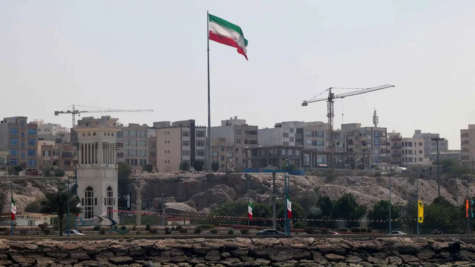 مقتل وإصابة في هجوم على سفينة قبالة قشم