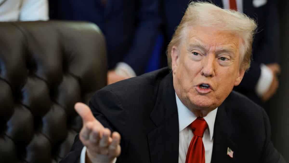 مسؤولون أمريكيون ينفون إجراء محادثات مع إيران بعد إعلان ترامب
