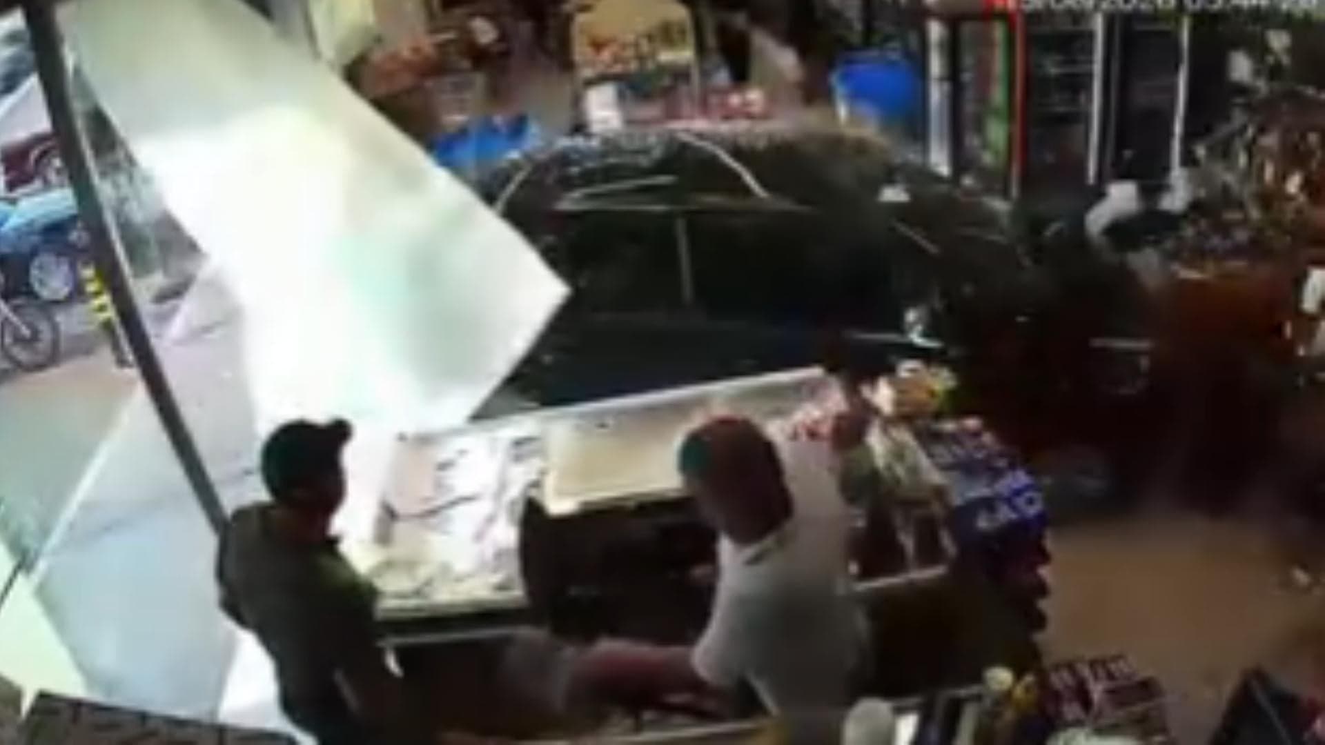 فيديو: مركبة تقتحم السوبرماركت