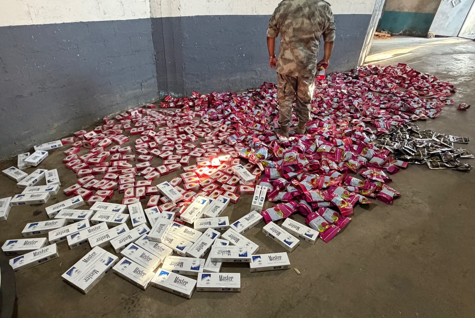 Car caught with smuggled tobacco and shisha