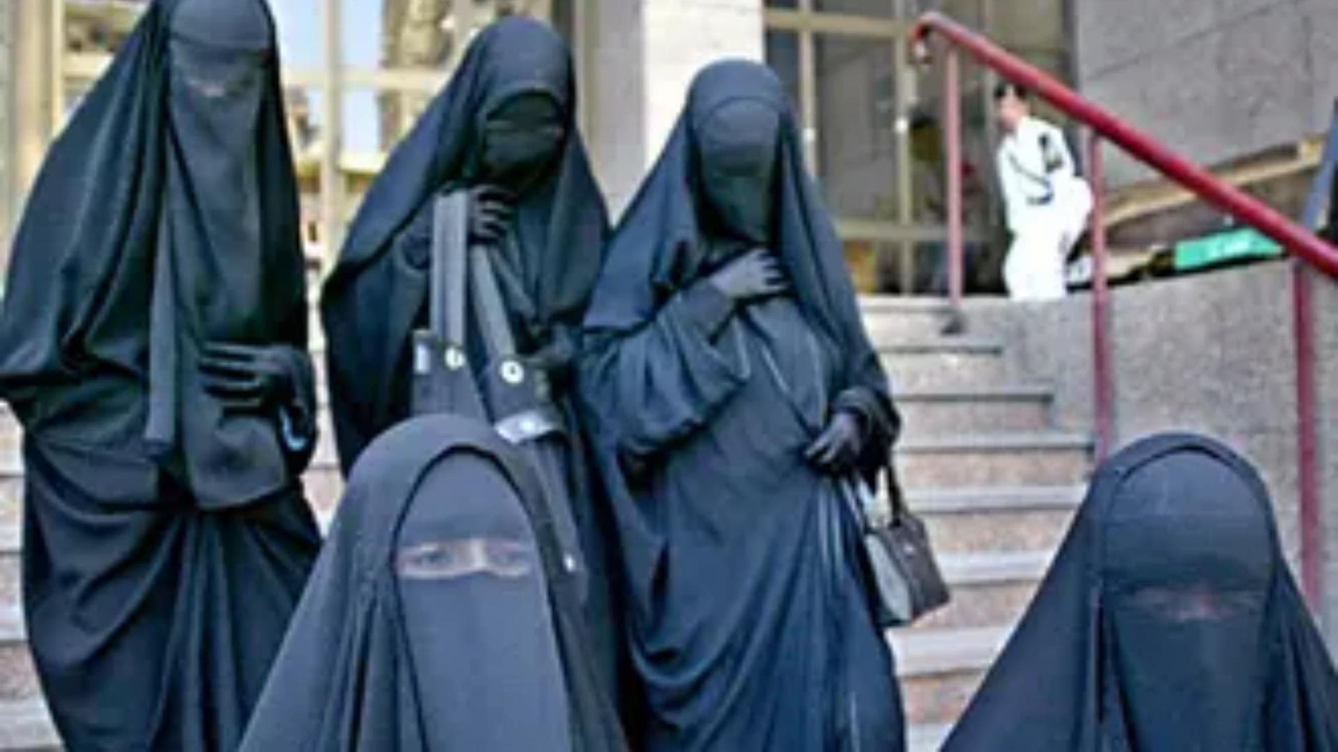 دولة أوروبية تمنع الحجاب