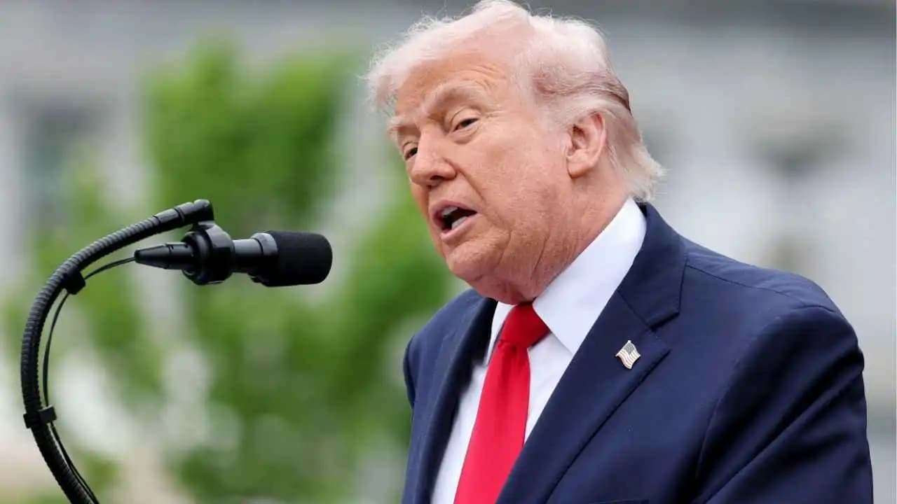 ترامب يعلن استمرار محادثات إيران
