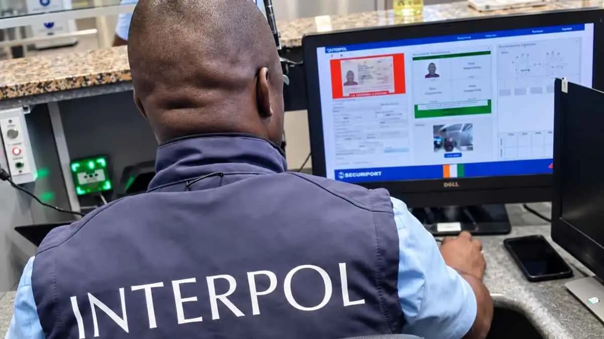 الإنتربول يقبض على 126 إرهابياً بتقنيات الذكاء الاصطناعي