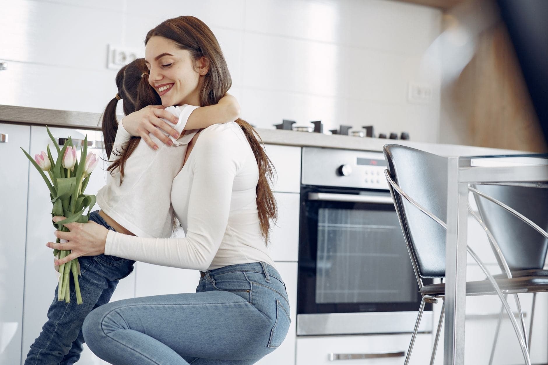 كيس الطفل يرمز لتحديات الأمومة