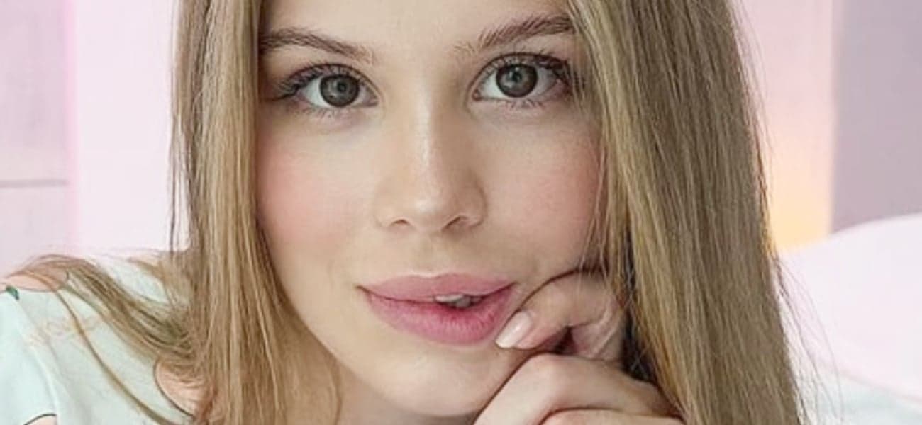 Model Daria Angel urges followers not to stare
