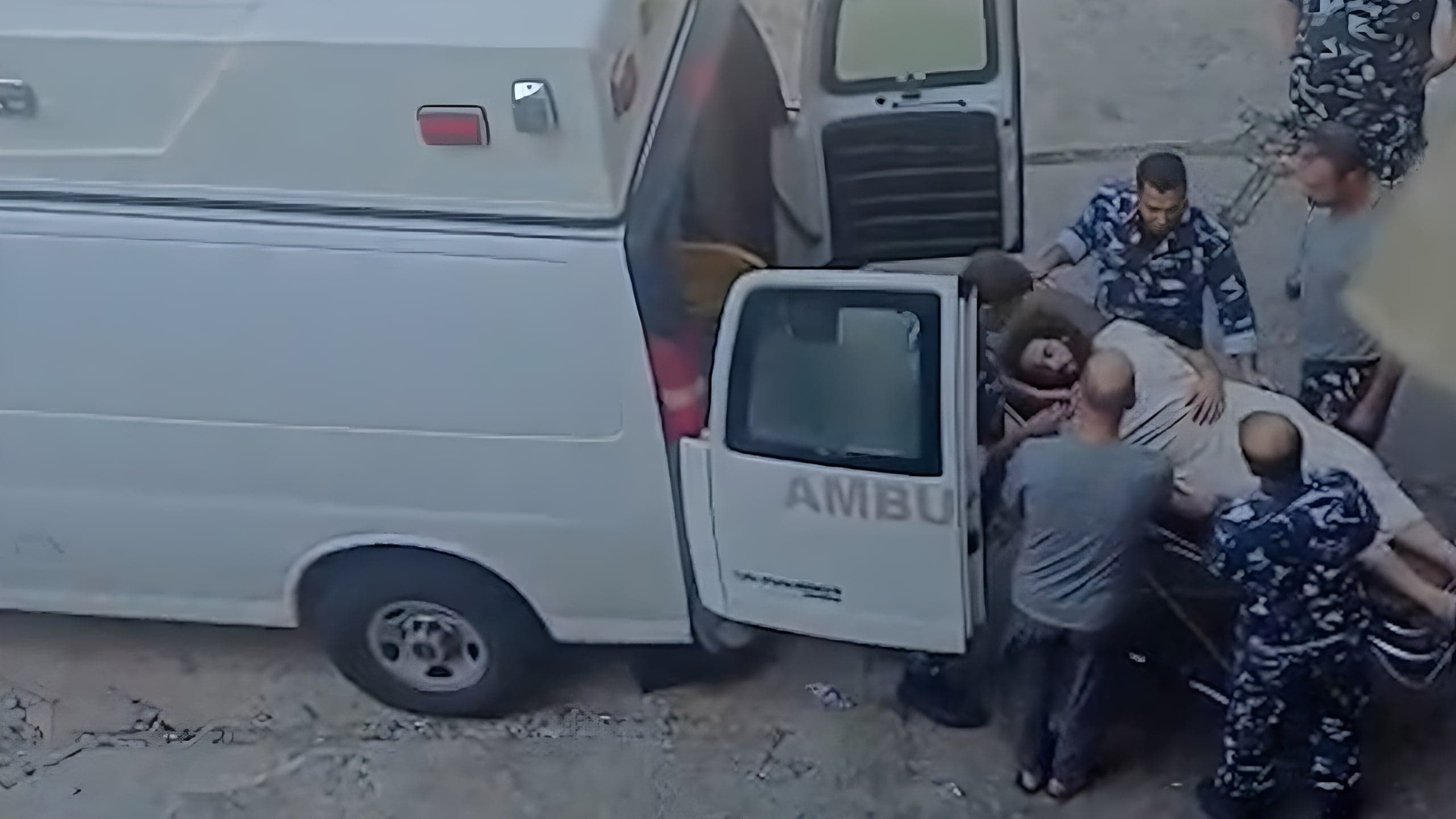 بالفيديو: نقل سجين للمستشفى