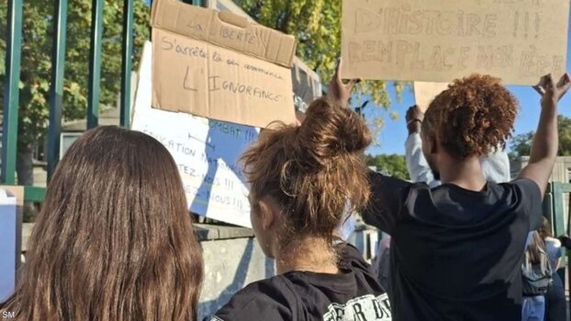 France suspends classes in 400 high schools