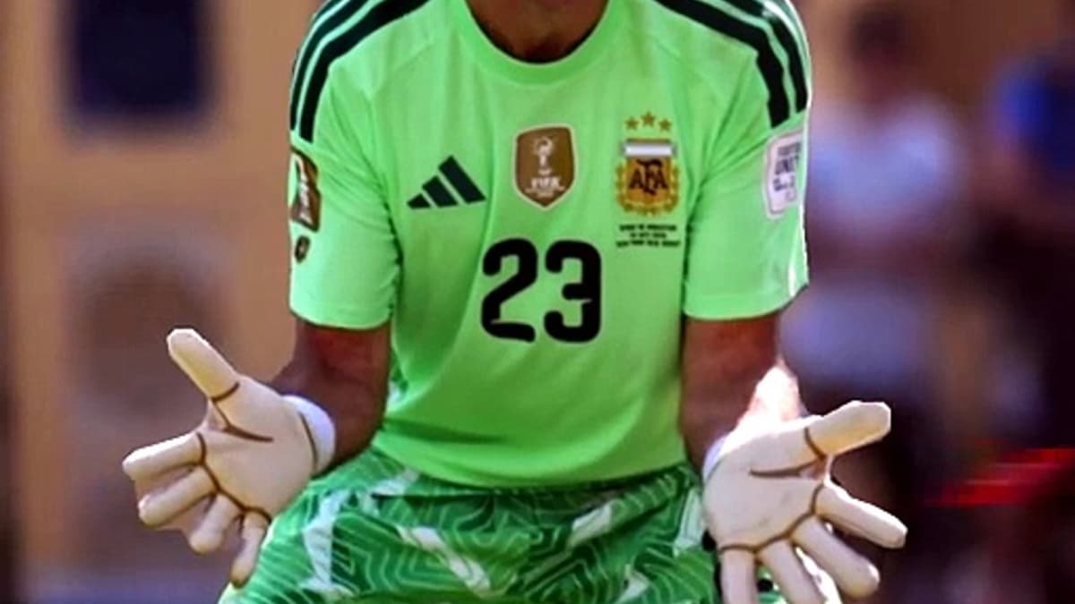 Argentina's Dibu Martínez helped by locals after truck gets stuck
