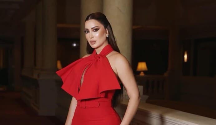نسرين طافش تظهر بعد الطلاق بملابس بحر حمراء