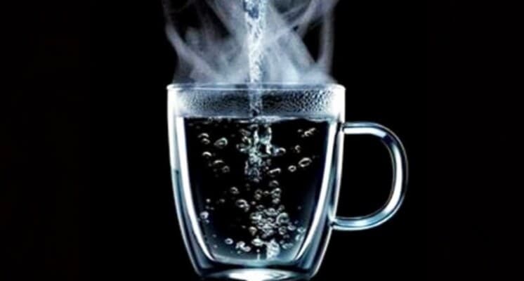 تناول كوب ماء دافئ ليلا يعزز النوم