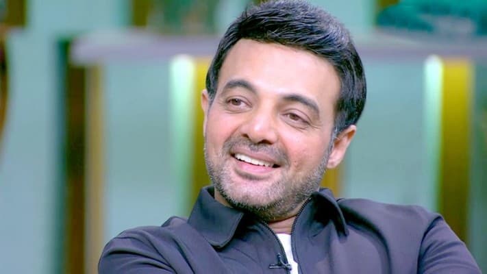 عمرو محمود ياسين يودع شخصا عزيزا