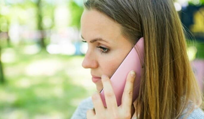 هل ملامسة الهاتف تؤثر على بشرتك
