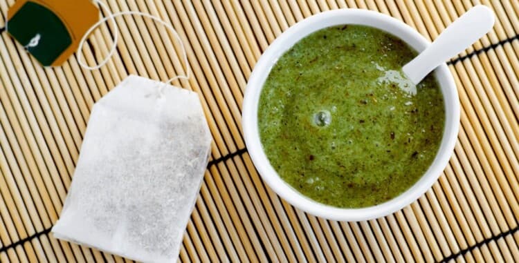 Cold green tea poultices for face use