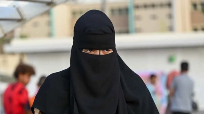 مدير مدرسة يخضع للتحقيق بعد منشور الطالبات