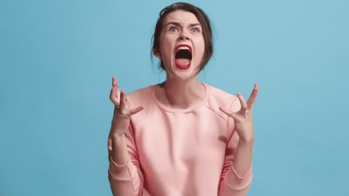 مصرية تتلف سيارتها بعد خبر زواج الزوج