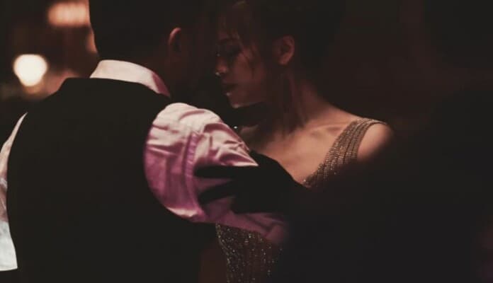 Egyptian actress performs romantic dance with her husband