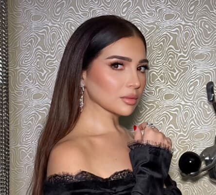 مي عز الدين تظهر بملابس سباحة من تصميمها
