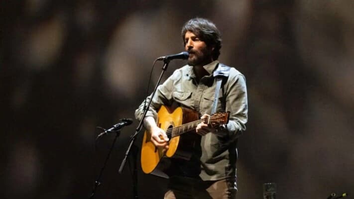 Ray Lamontaine Collapses During Performance