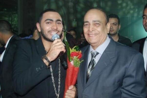تامر حسني يودع والده