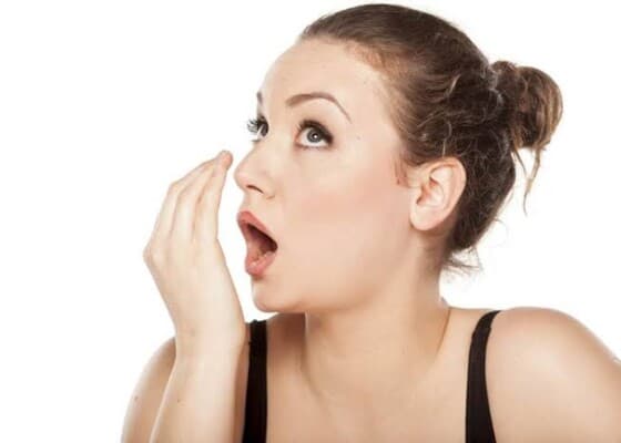 رائحة النفس الكريهة في الصيف وأسبابها