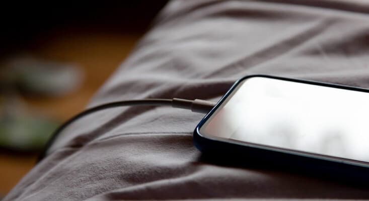 لا تشحن هاتفك بجوار الوسادة.. خبراء يوضحون أسباب المخاطر