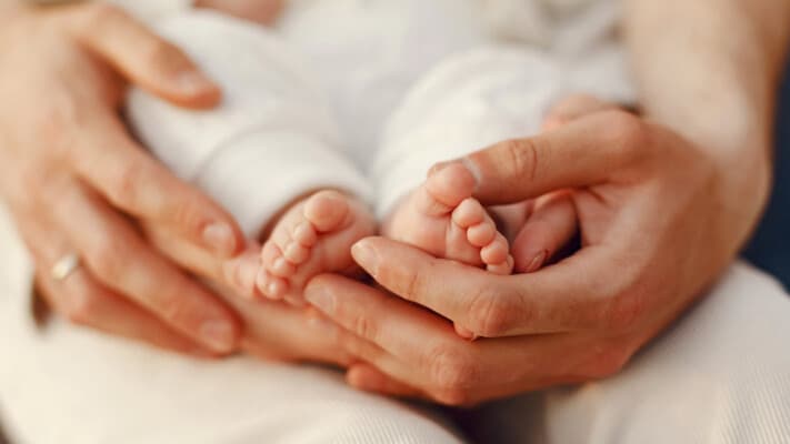 ممثل معروف يرحب بمولوده الأول ويعلن اسمها