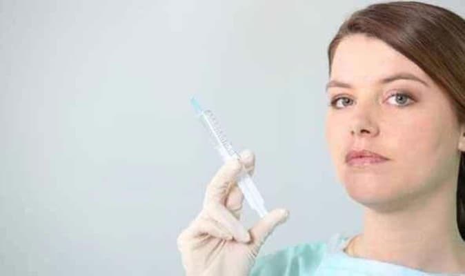 مشهورة تروج لزوجها وتحث على إجراء بوتوكس