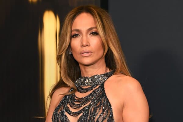 Jennifer Lopez reacts to Paris paparazzi