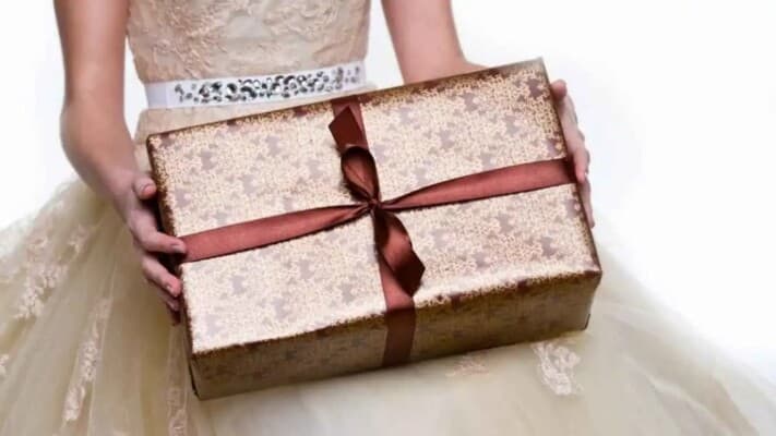 كيف تختار هدية مناسبة للمضيف
