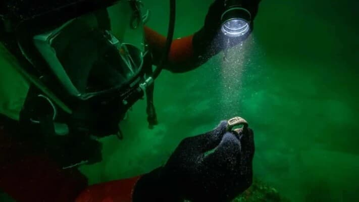 Bronze ring restores Egypt's lost wonder