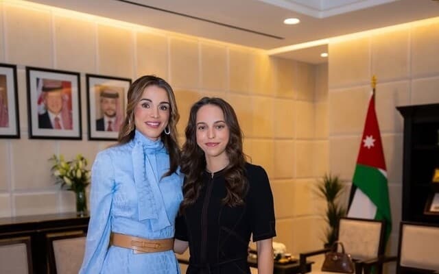 من الملكة رانيا إلى الأميرة سلمى فستان واحد وقصتان من الأناقة